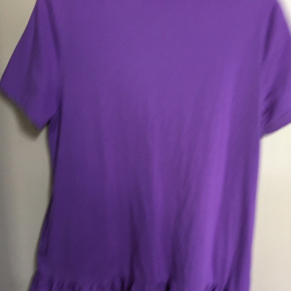 LOGO Sm short sleeve 2 pockets high low hem.